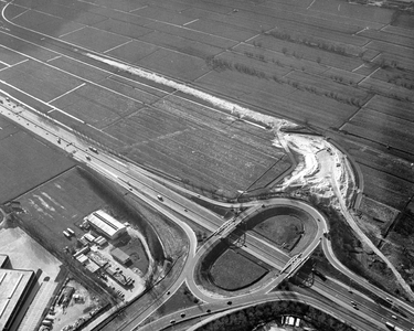 847429 Luchtfoto van het verkeersplein Hooggelegen in de A2 bij De Meern, met boven, in aanleg, de C.H. Letschertweg ...